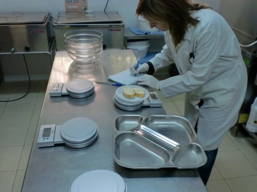 Foto de pesada de raciones en comedor escolar
